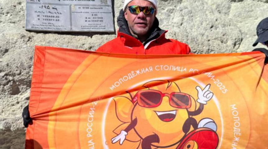 В Иране развернули флаг «Омск – молодежная столица России»