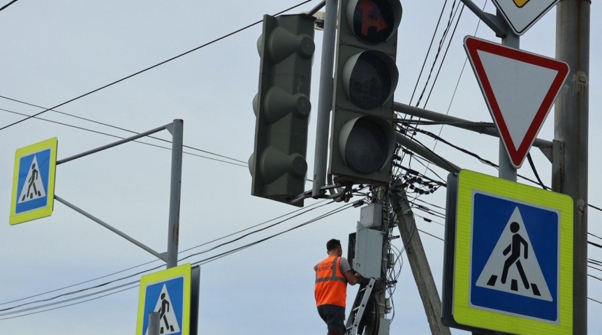 В центре Омска образовались мощные пробки из-за неработающих светофоров
