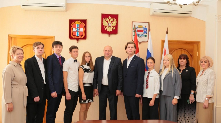 Шелест назвал школьников-получателей именной стипендии мэра Омска