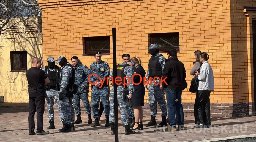 В Омске детей по суду переселили из коттеджа в квартиру