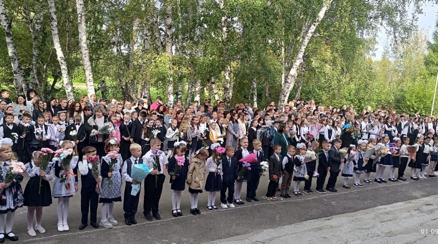 В школе № 2 прошла линейка, посвященная Дню знаний