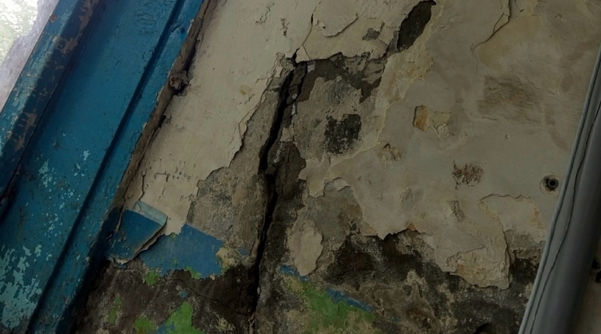 Омичи показали треснувший дом на Молодогвардейской