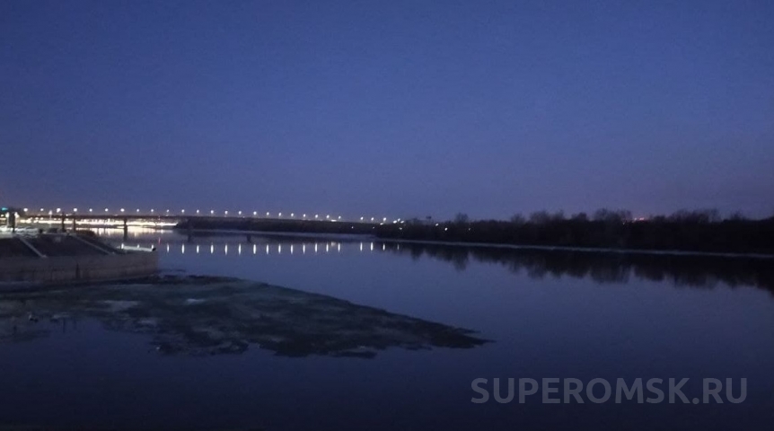 В реке в центре Омска заметили плывущее тело человека