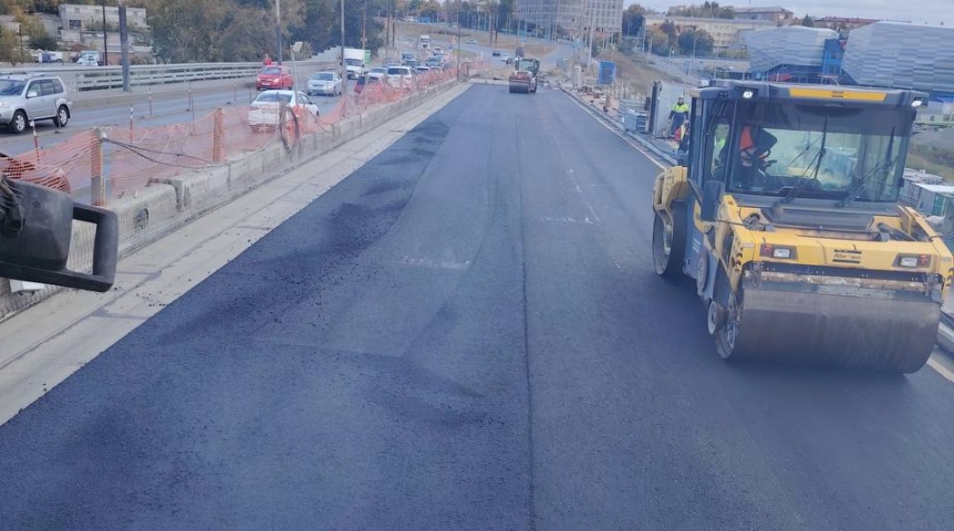 В Омске начали асфальтировать мост у Телецентра