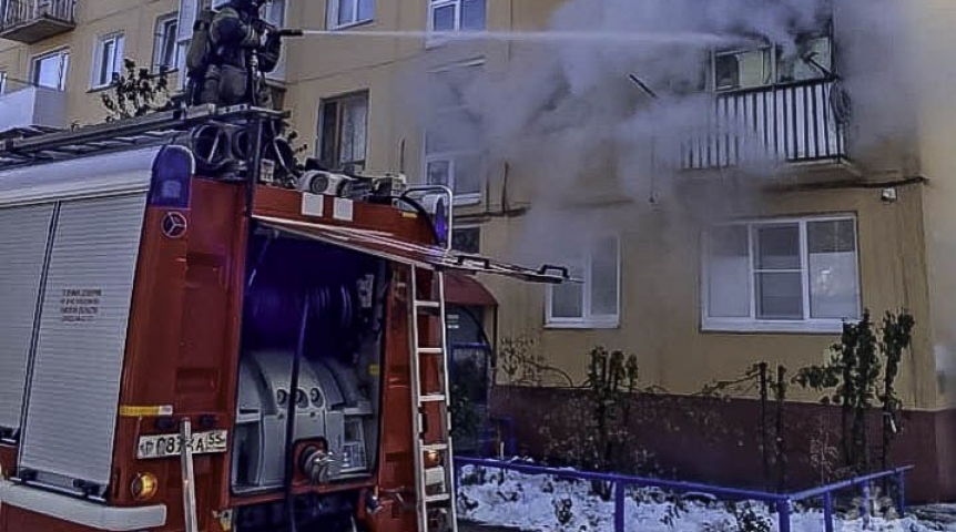 Мужчину без сознания вынесли из горящей квартиры в Омске