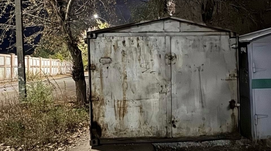 В Омске поставили гараж на тротуаре