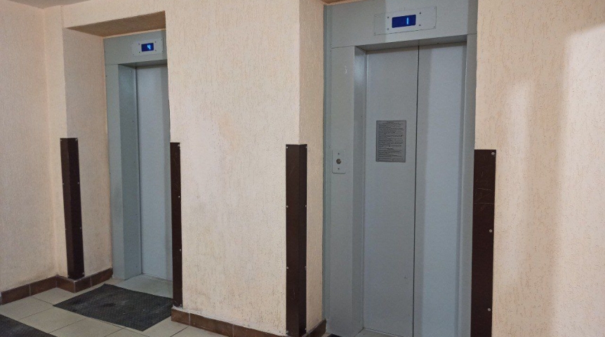 В Омске по поручению губернатора Хоценко реализуется программа замены старых лифтов