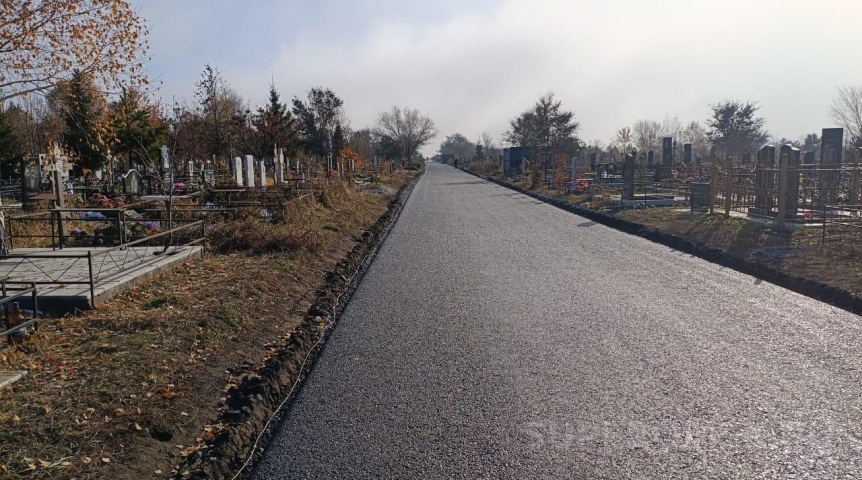 Судебный подрядчик закатал омское кладбище в асфальт