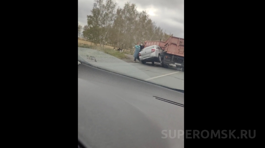 На трассе под Омском легковушка впечаталась в КамАЗ, перекрыв полосу