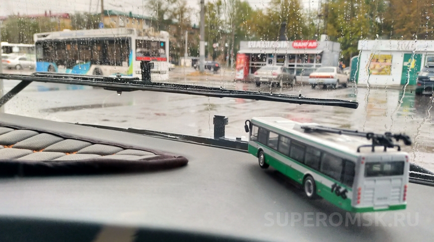 Посреди дороги в Омске загорелся троллейбус