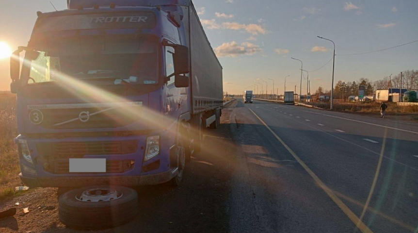 На трассе Тюмень – Омск отлетевшим колесом фуры убило человека