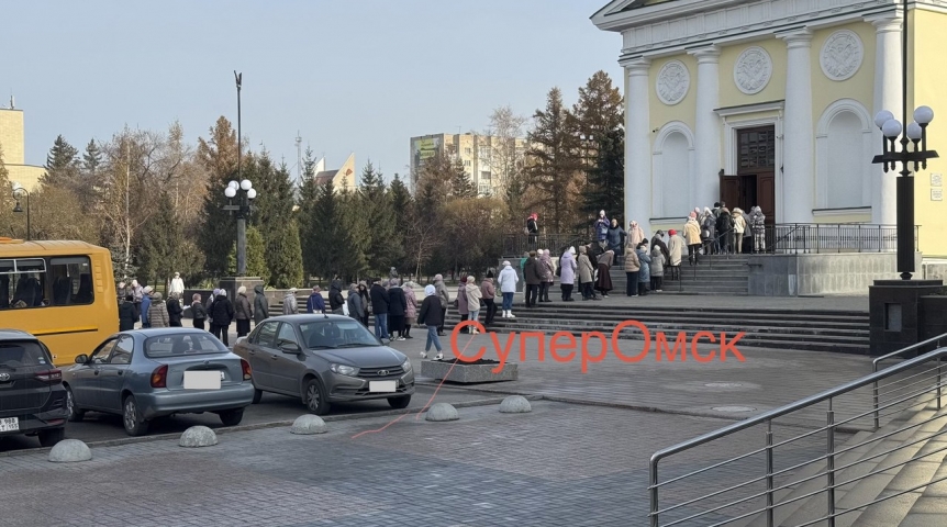 Омичи выстроились в огромную очередь к мощам святой Матроны Московской