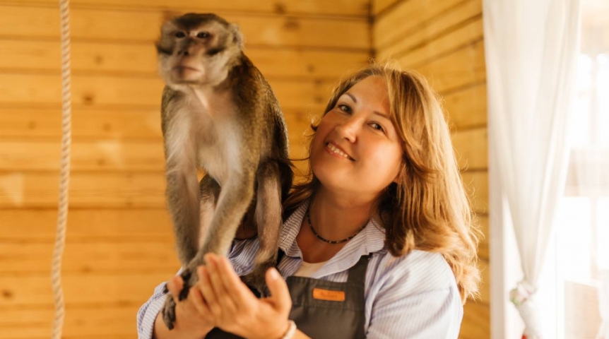 Тоскующий из-за одиночества макака Жора с непростой судьбой наконец должен встретить друга