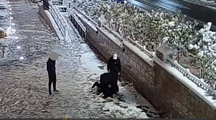 На Любинском в Омске произошла «бутылочная» драка в раскисшем снегу