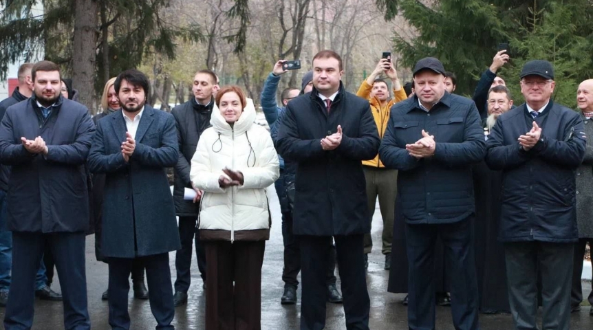 Хоценко и Шелест открыли после капремонта омский лицей № 29