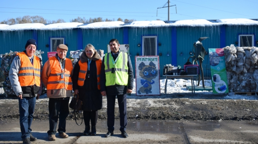 Омский регоператор организовал экскурсию на завод по сортировке отходов для гостьи из ЛНР