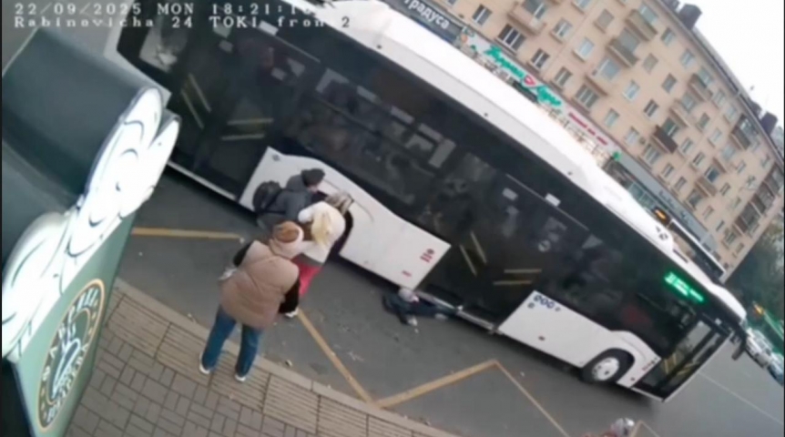 Появились подробности о состоянии мальчика, которого протащил автобус в Омске