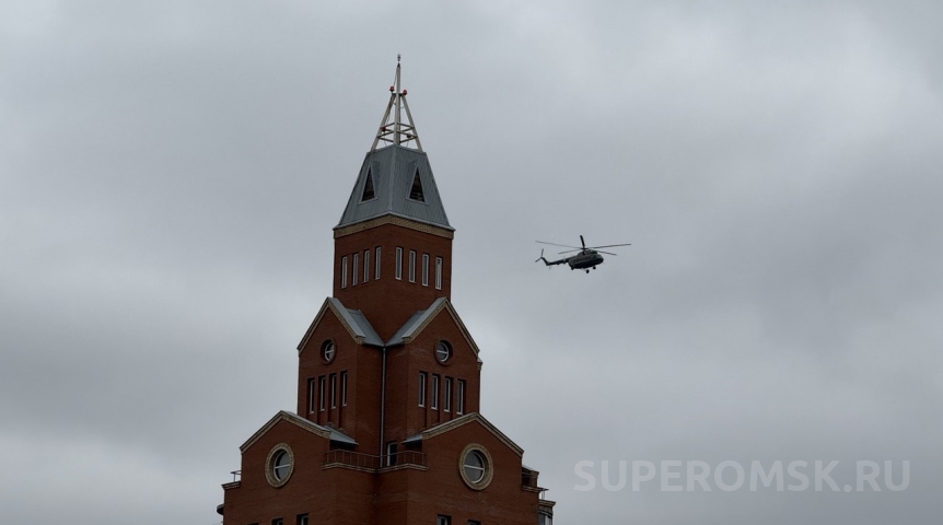 Над Омском замечен низко летящий вертолет