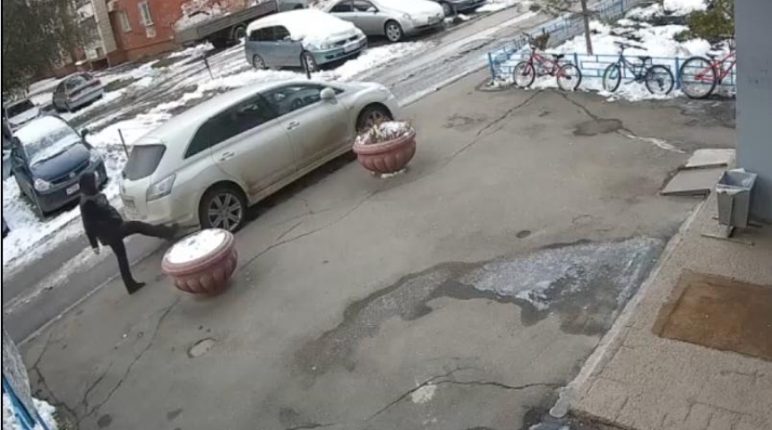 Пешая омичка «отомстила» авто на тротуаре