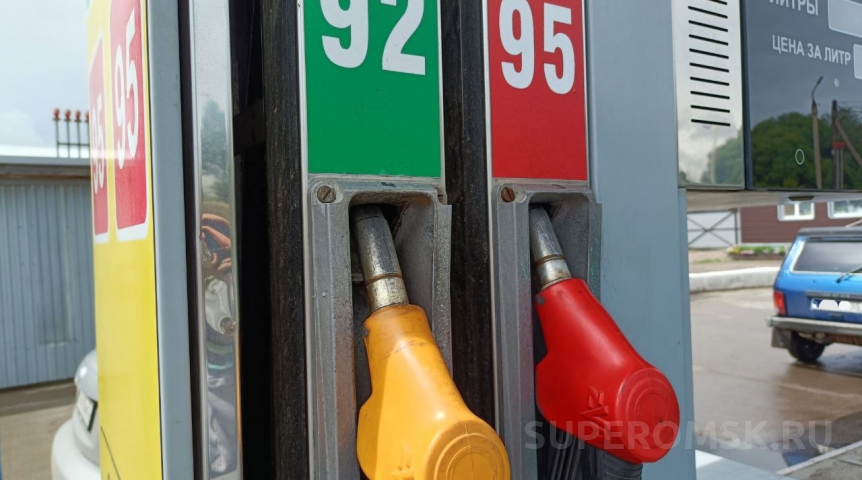 Вместе с водкой и мясом в Омской области подорожало и топливо для машин