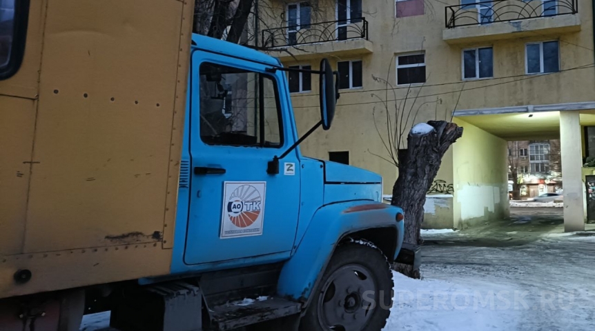 Ветхий трубопровод прорвало в омских Нефтяниках