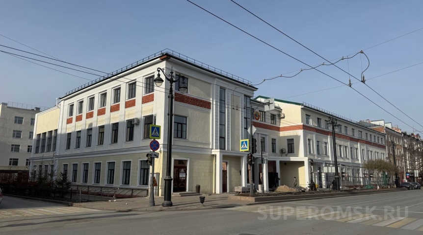 На фасаде в центре Омска обновили герб СССР