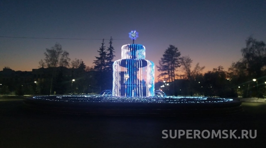 В Омске раньше обычного начали украшать фонтаны к Новому году