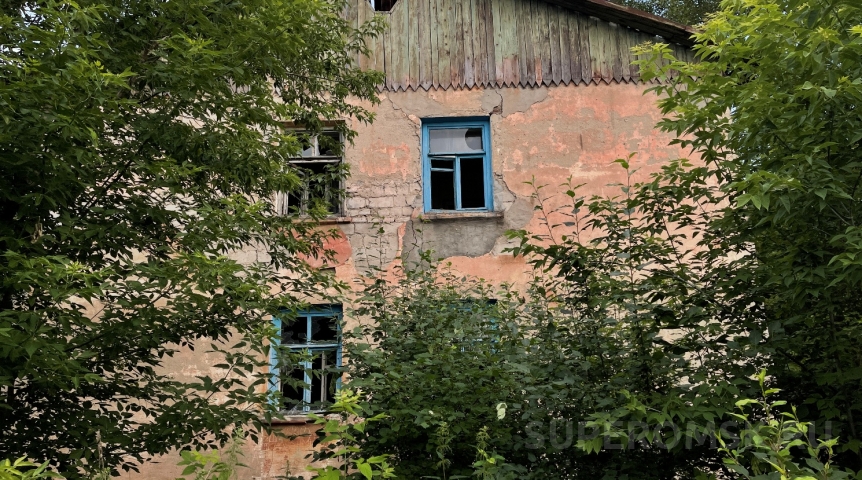 В Омске дом у железной дороги с обвалившимся потолком готовят к сносу