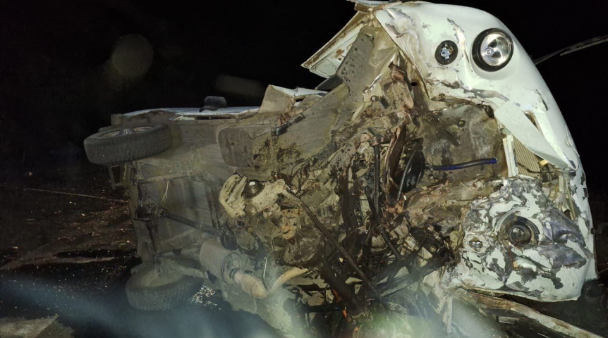 Появились кадры с места смертельной аварии с разбитым УАЗом под Омском