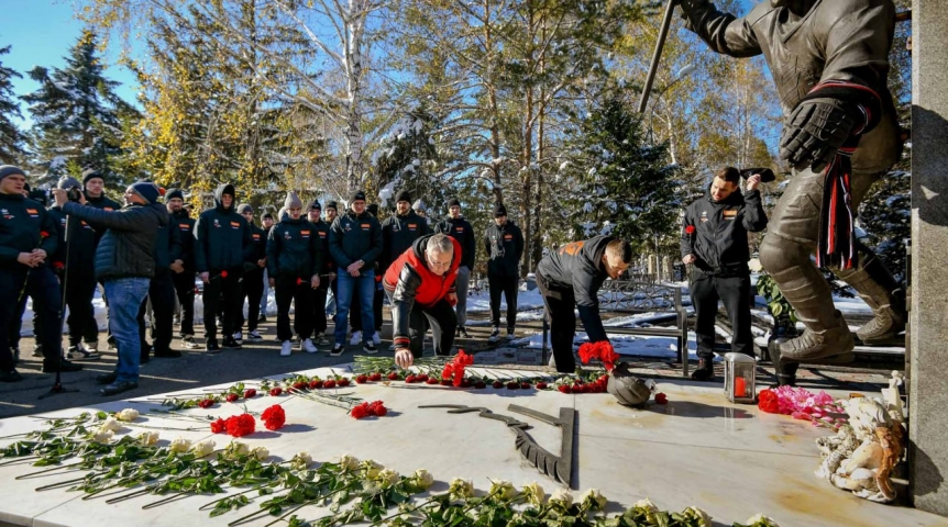 Омские хоккеисты в годовщину почтили память Алексея Черепанова и Евгения Хацея