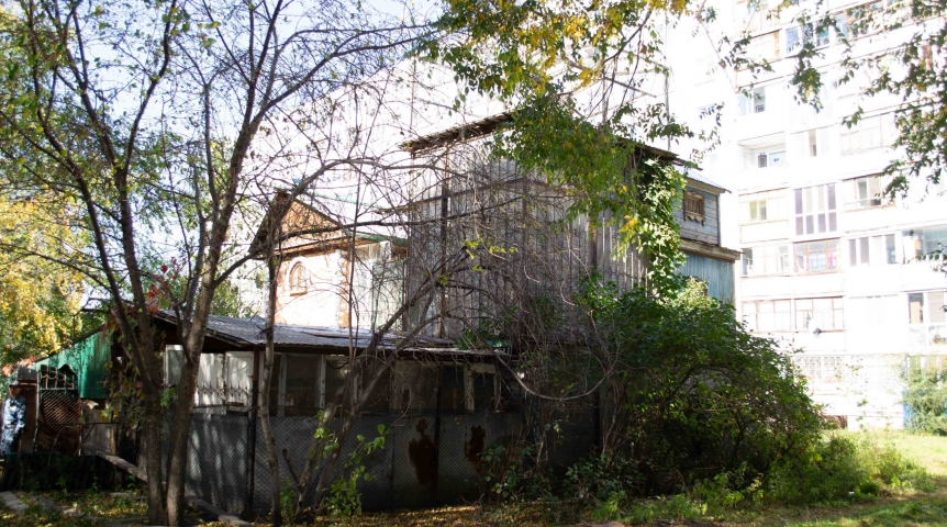 Омич возвел себе гараж с голубятней во дворе чужой многоэтажки