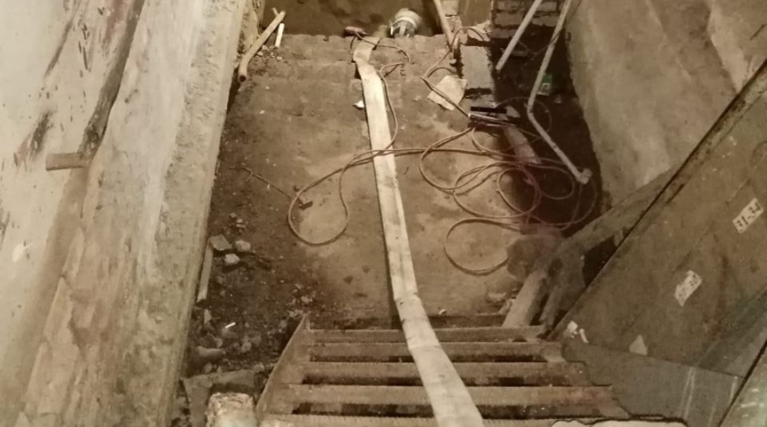 Омичи показали подвал под управлением прибыльной УК