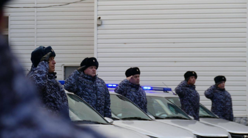 Омским росгвардейцам на юбилее раздали награды и ключи от машин
