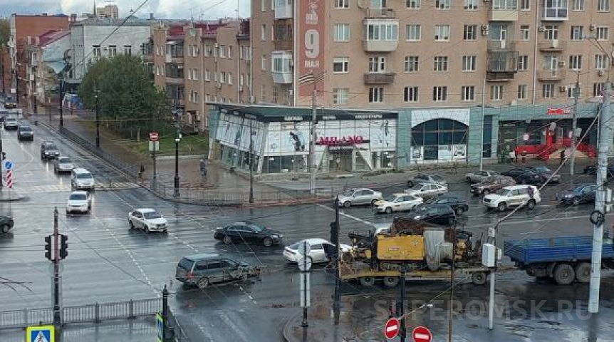 Стала известна причина огромной пробки на Ленинградском мосту в Омске