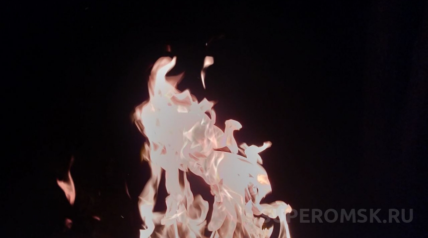 В Ленинском округе Омска начался пожар