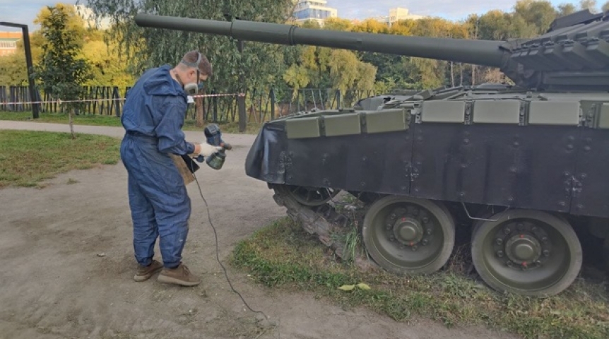 Танку Т-80 в центре Омска обновили цветомаскировку Танку Т-80 в центре Омска обновили цветомаскировку