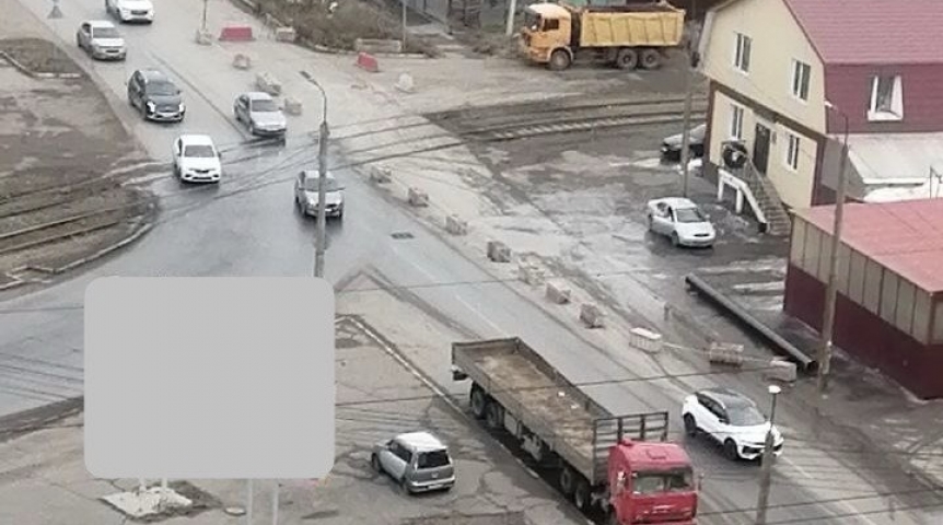 В Омске перекрыли улицу Арнольда Нейбута из-за порыва под трамвайными путями