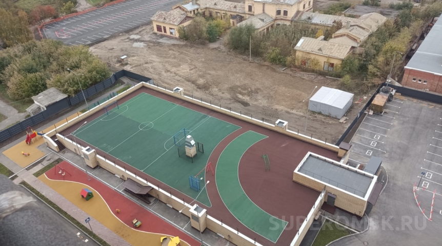 В Омске построили дом с паркингом и футбольной площадкой на крыше