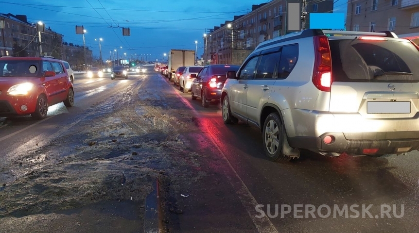У омских водителей в центре города забрали машины за долги