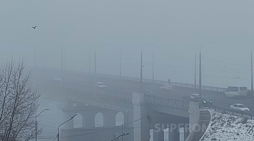 В Омске с опустившимся туманом зафиксированы аварии и пробки