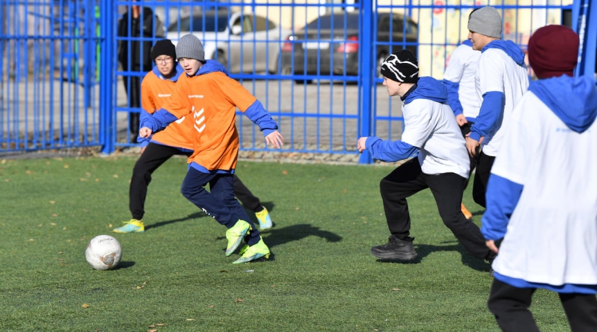 ОНПЗ открыл в Нефтяниках многофункциональную спортивную площадку