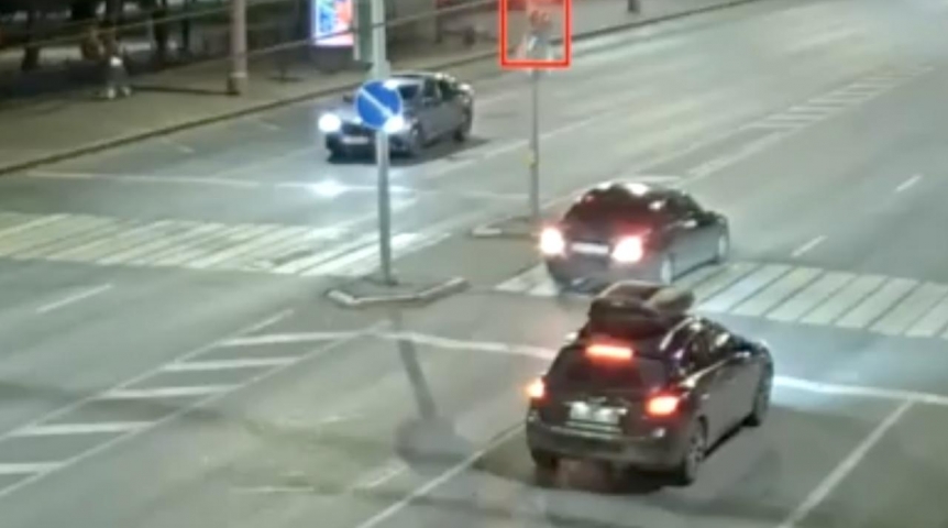 В Омске автоледи попыталась искупить нарушение на месте