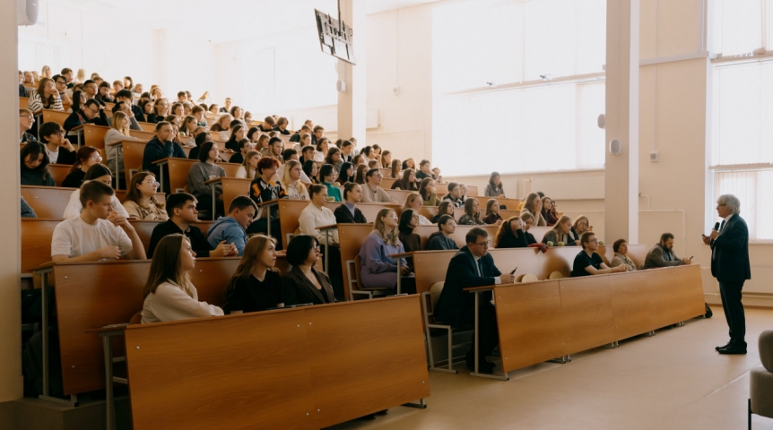 Лауреат Научной премии Сбера выступил в Омске с лекцией об аккумуляторах будущего