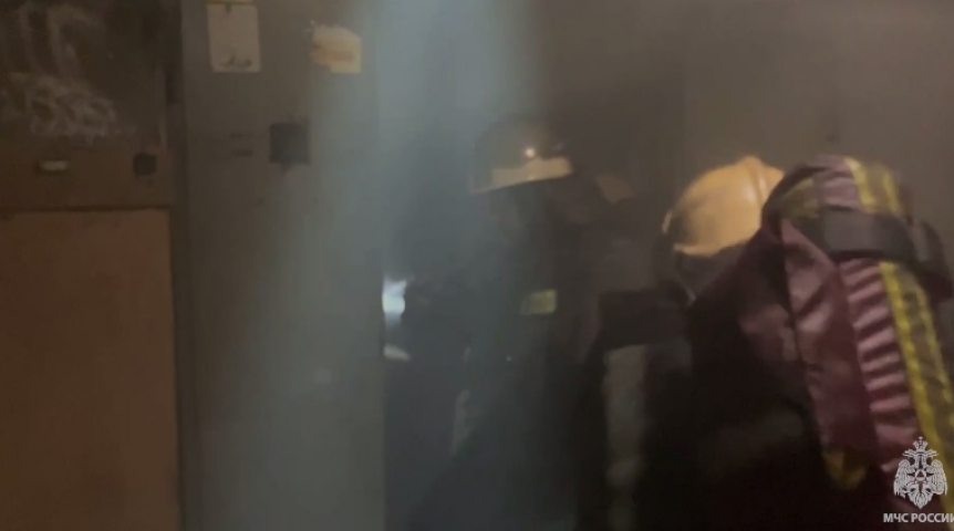 Происшествия в Омске К пожару в высотке на Левобережье Омска из-за машин не могли подъехать спасатели