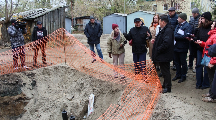 Омские депутаты наглядно оценили подготовку к отопительному сезону в Нефтяниках