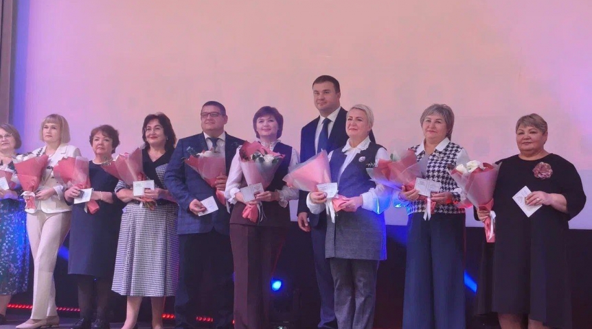 Хоценко ко Дню учителя наградил 39 лучших омских педагогов: список