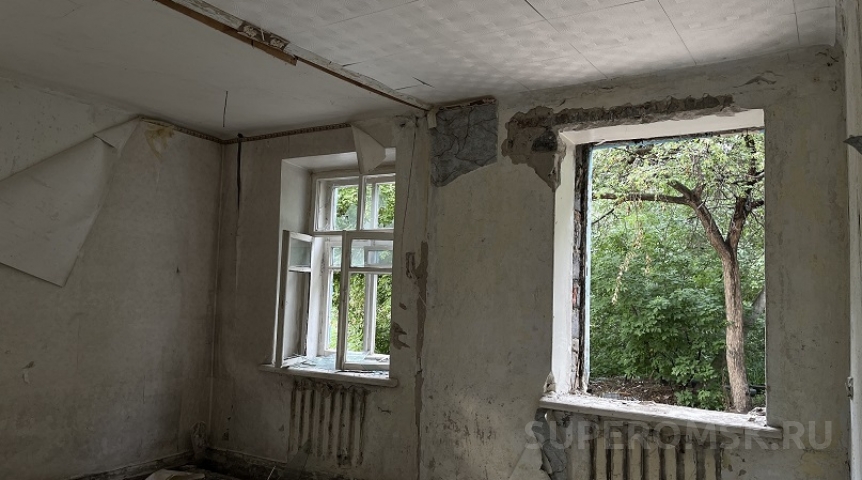 В Омске из-за плохого состояния снесут здание школы