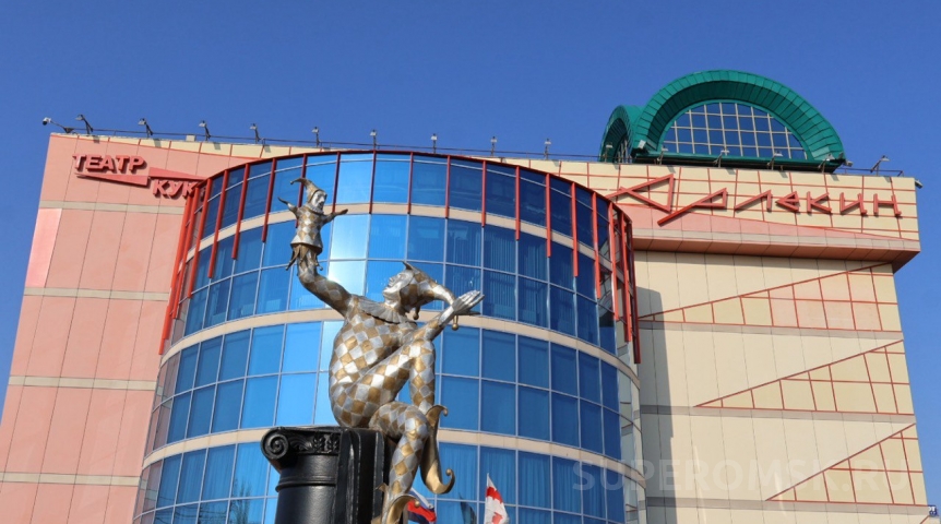 На театре в Омске вспыхнула светодиодная вывеска