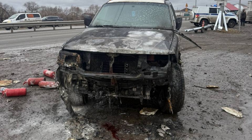 В крупном пожаре на омской СТО выгорел джип