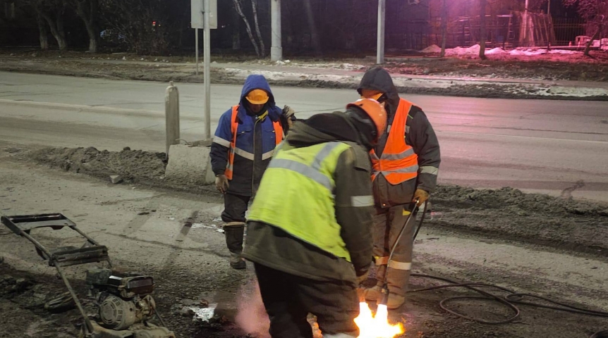 В мэрии Омска сообщили о ремонте горячим асфальтом на мосту у Телецентра